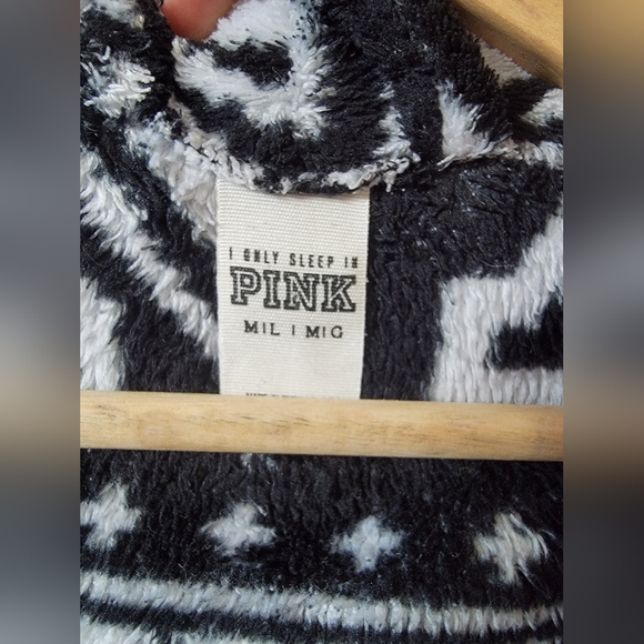 PINK Fuzzy Robe - Picture 3 of 3